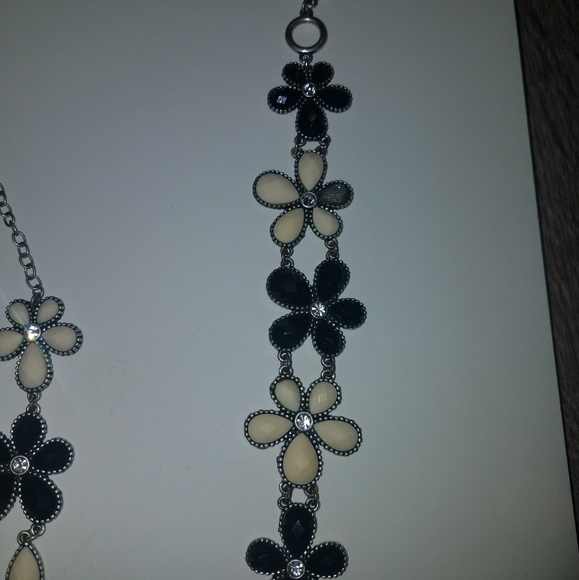 Black and off white flower shaped necklace and bra - Picture 3 of 3